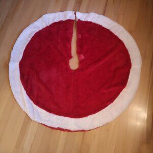 Dan Dee Collectors Choice Red & White Faux Fur w/ Backing Christmas Tree Skirt